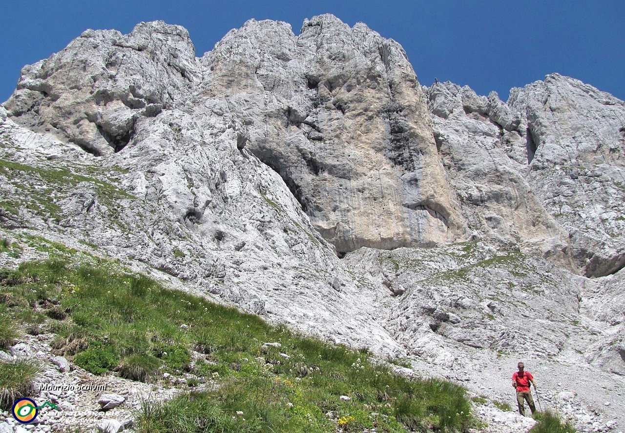 68 Ormai fuori dai tratti attrezzati, ecco le bastionate della Presolana....JPG